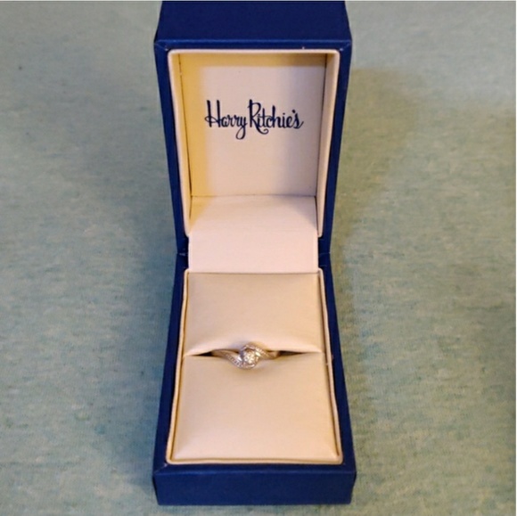 Harry Ritchie's - Promise ring. - Picture 5 of 5